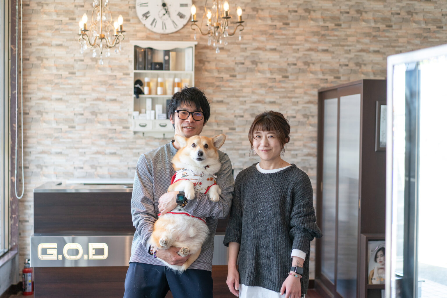 G.O.Dの店内に立つ鈴木日出寿と秋塲富恵、愛犬