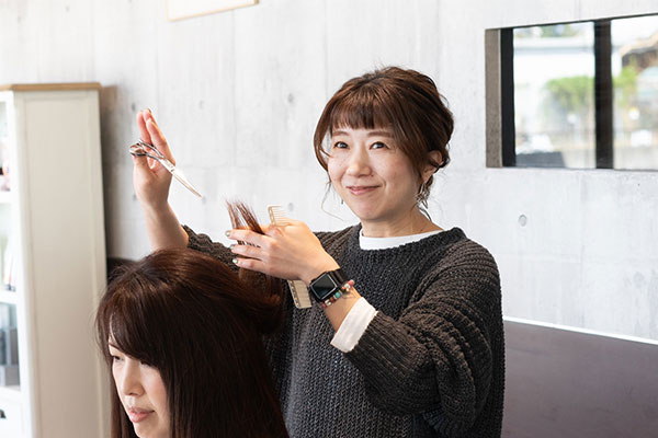 お客様を施術するG.O.Dの秋塲富恵